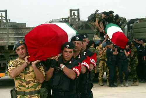 Venti anni dopo Mattarella ricorda i caduti di Nassiriya: "Riconoscenti a chi combatte le atrocità"