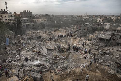 Ospedali nel dramma. "Pronti a evacuare dai corridoi umanitari". Israele accusa Hamas: "Carburante rifiutato"
