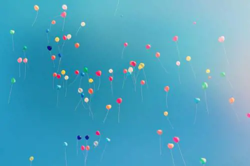 Se l'ambientalismo vieta pure i palloncini in cielo