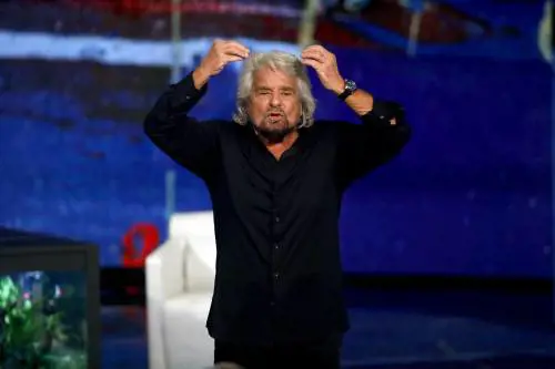 “Ha trasformato il dolore in una farsa”. La dura replica di Bongiorno a Grillo