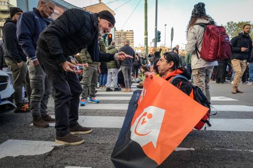 Eco-vandali in azione a Milano: tensione tra attivisti e automobilisti