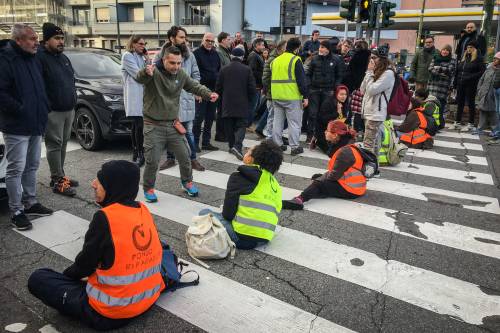 Striscioni strappati, urla, traffico in tilt. Blitz degli ecovandali a Milano