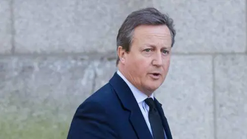 Gran Bretagna, Sunak cambia tutto: via il ministro anti migranti. E rispunta David Cameron