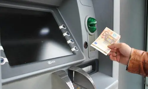 Bancomat, quanto costa (davvero) prelevare: tutto ciò che c'è da sapere