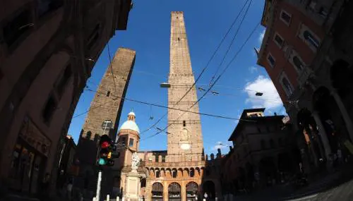 Allarme rosso, censimento e la torre a rischio. Cosa sta succedendo a Bologna