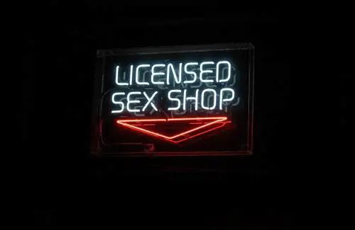 "Offendono le signore a messa". Niente sexy shop nel centro di Sorrento
