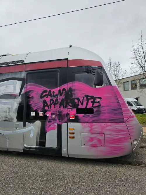 Il tram fermato ed imbrattato dai vandali