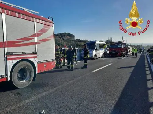 Bisarca contro pulmino di turisti: schianto mortale vicino Roma