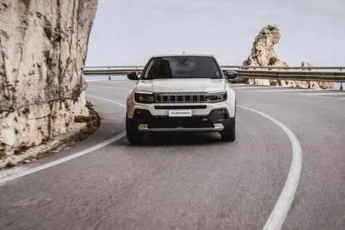Jeep Avenger e-Hybrid: arriva l’ibrido. Caratteristiche, prezzi e curiosità
