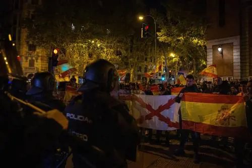 Vox ora schiera anche Tucker Carslon: così la piazza sfida l'amnistia di Sanchez