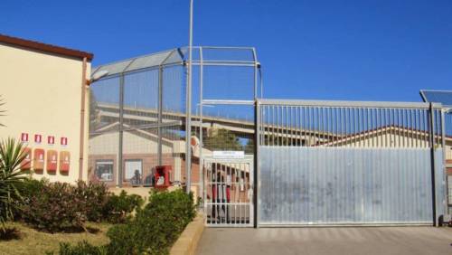 Caltanissetta, blitz davanti al Cpr: si incatenano per bloccare il rimpatrio degli immigrati