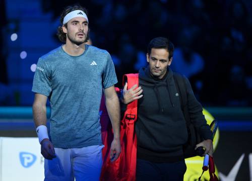 Atp Finals: Tsitsipas si ritira dopo soli tre game, Rune vince a tavolino