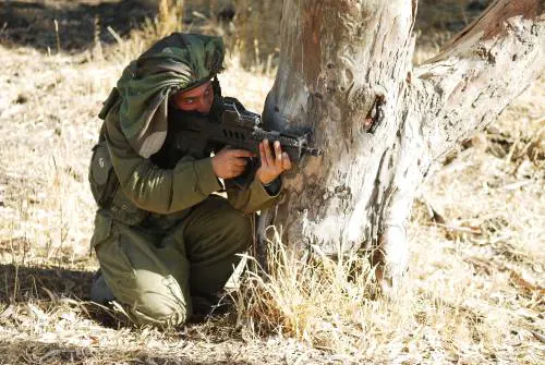Tra i soldati israeliani spunta il mitznefet: cosa c'è dietro il copricapo “da chef”