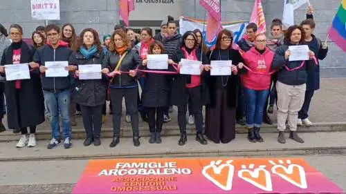 Al via il processo contro 33 madri gay. La Procura: intervenga la Consulta