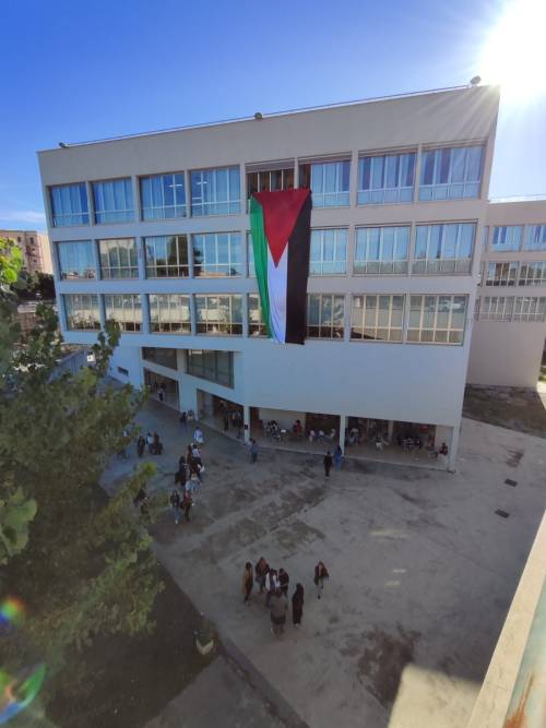 Palermo, spunta una maxi-bandiera della Palestina alla facoltà di Architettura