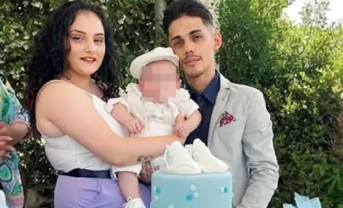 In foto Anna Gammella ed Emanuele Savino con uno dei loro tre figli