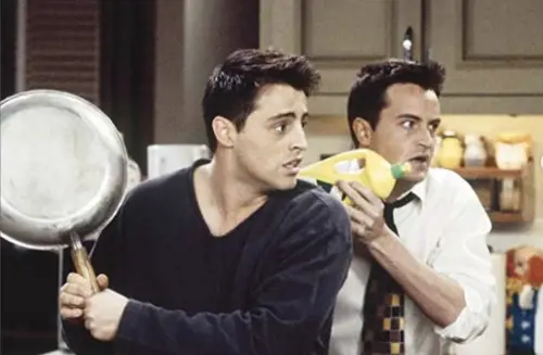 "Non ti dimenticherò mai". Il commovente addio di Matt LeBlanc a Matthew Perry