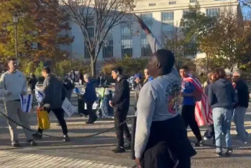 Afroamericano inneggia a Hitler durante la marcia pro-Israele: "Doveva finire gli ebrei"