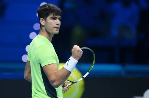 Atp Finals, Alcaraz batte un nervoso Rublev in due set e torna in corsa per le semifinali