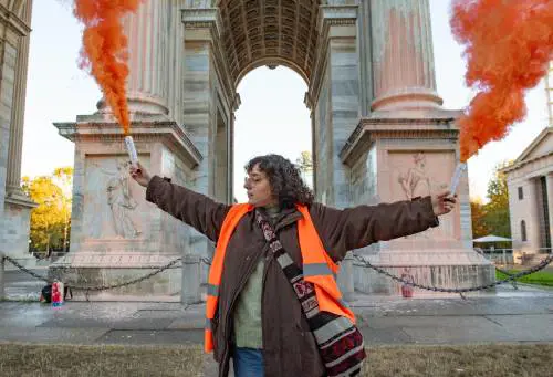 Gli eco-vandali di Ultima Generazione imbrattano l'Arco della Pace