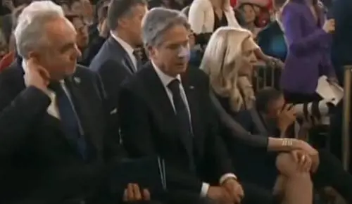 "Sì, lo è...”: cosa rivela il gesto di Blinken dopo la risposta di Biden su Xi