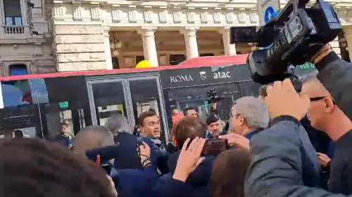 "Ignorante", "Delinquente". Rissa davanti a Palazzo Chigi sulla carne sintetica