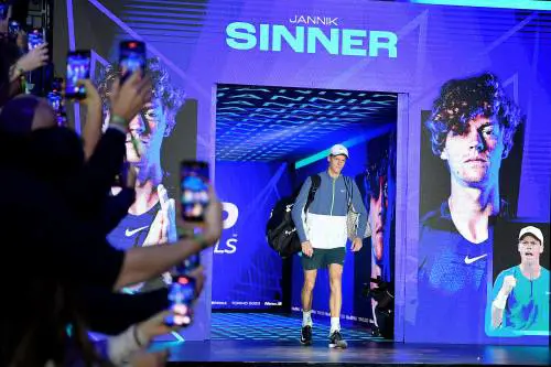 Il malore in tribuna poi il bellissimo gesto di Sinner: cosa è successo agli Atp Finals