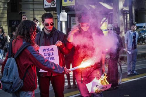 Manifesti elettorali del centrodestra bruciati e roghi lungo il corteo degli studenti a Torino