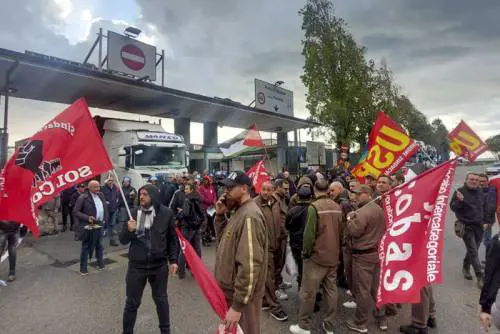 Salerno, corteo anti Israele blocca l'ingresso del porto: "Stop genocidio"