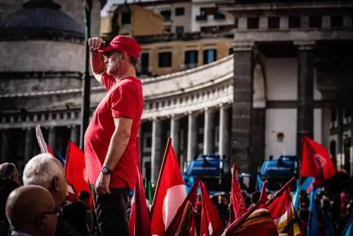 "Non ci fermiamo", "I lavoratori mollano Landini". È lite sui numeri dello sciopero