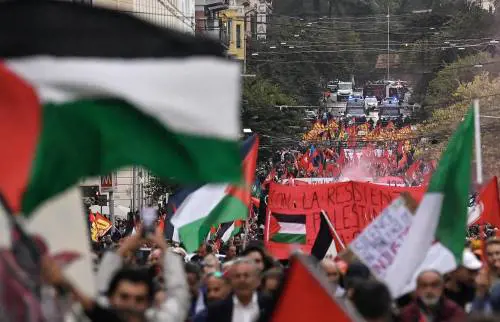 Liceali contenti di saltare la scuola se la prendono con Meloni e Israele