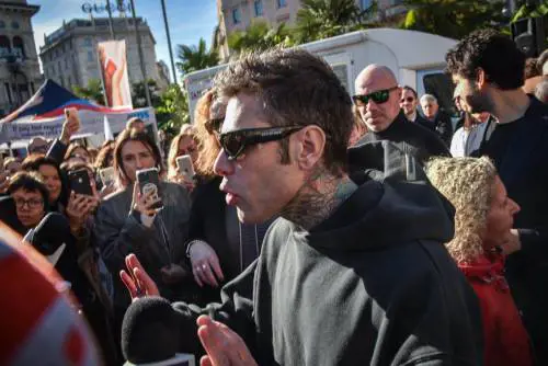 Fedez porta la politica anche all’evento Avis: ecco perché ha sbagliato