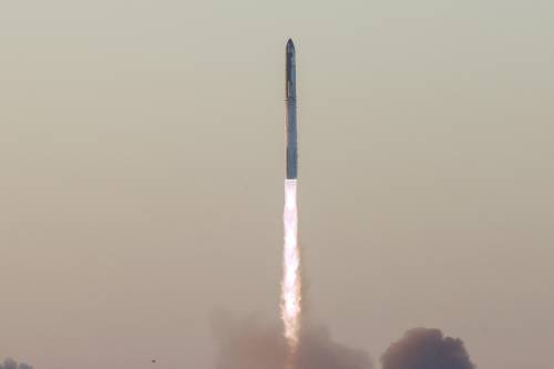 SpaceX, fatto esplodere in volo il razzo Starship