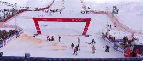 Verniciano la neve di arancione: ora gli eco-vandali attaccano pure le gare di sci