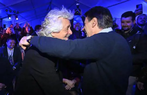 "L'avatar è più espressivo". Altra frecciatina Grillo davanti a Conte