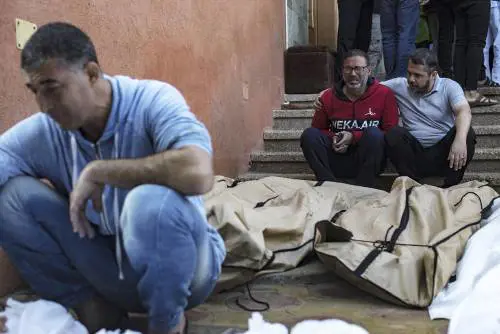 Gaza, avanza l'offensiva. Grande fuga da al-Shif. Ed è strage nella scuola