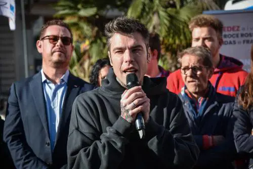 Fedez trasforma in odio perfino la solidarietà. E si fa il sangue amaro