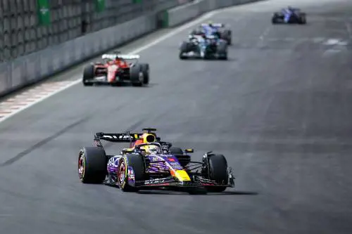 F1, nonostante una penalità a Las Vegas vince ancora Verstappen. Leclerc 2° in volata
