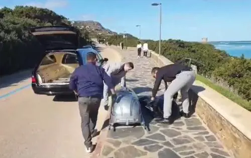 Orrore in Sardegna, corpo senza testa in spiaggia: è giallo