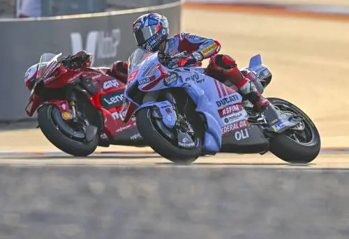 MotoGP Qatar, vince Di Giannantonio, mentre Bagnaia è secondo. Solo decimo Martin