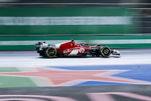 Max beffa Leclerc e si prende anche la gara che non ama