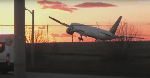 Raffiche di vento e atterraggio "di coda": la manovra da brividi dell'aereo