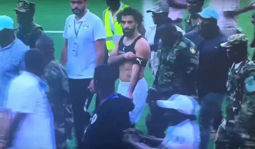 Salah aggredito in campo dai tifosi avversari: cos'è successo