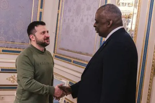 Visita a sorpresa del segretario alla Difesa Usa a Kiev: "Sostegno a lungo termine"