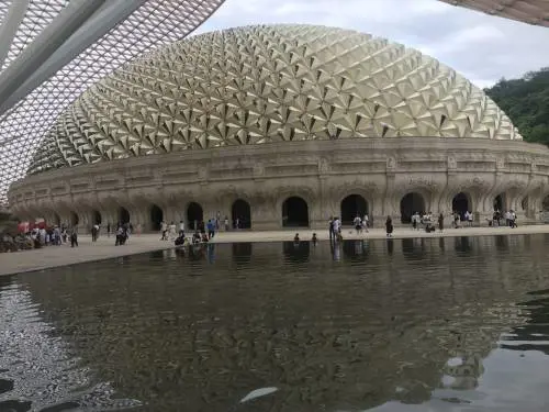 Nanchino sorprende tra Buddha e grattacieli