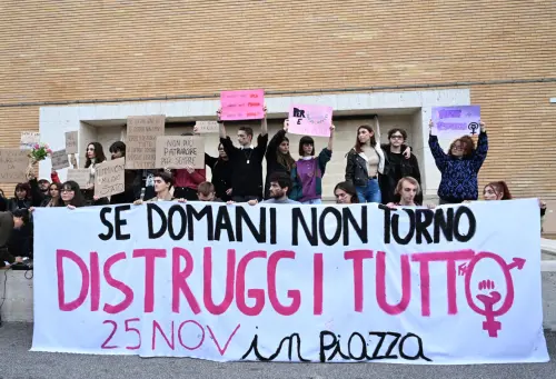 "Sporchi di sangue". I centri sociali usano Giulia contro il governo