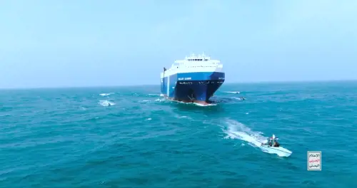 Nave dirottata nel mar Rosso: l'assalto in elicottero dei ribelli Houthi dello Yemen