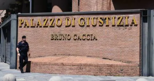 "Invece di stare al cellulare cercati un lavoro", uccise la madre dopo un rimprovero: ergastolo