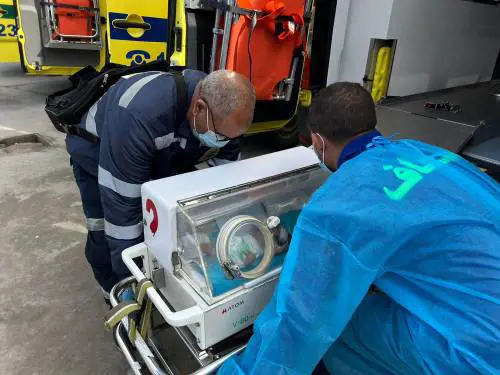 Speranza da al-Shifa: trasferiti in Egitto 28 neonati prematuri. Ostaggi, intesa vicina