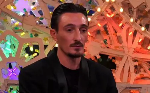 "Non ce la faccio più...". E il vip abbandona il Grande Fratello